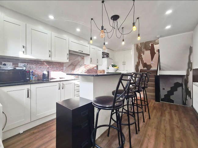 Self-contained flat with a shared main kitchen N15 Main Photo
