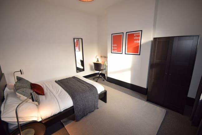 Stunning 4-Double Bedrooms Shared house Main Photo