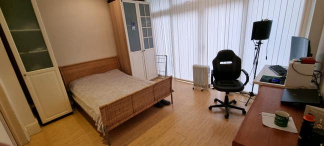 Nice double room ensuit bathroom near tube station Main Photo