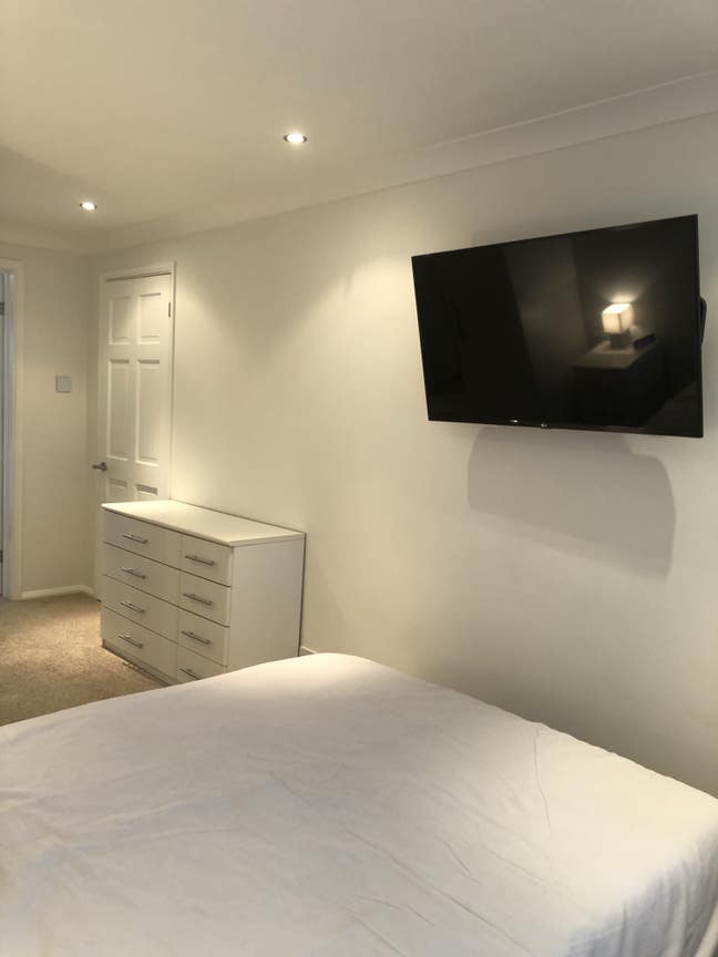 Double bedroom with separate bathroom & kitchen. Main Photo
