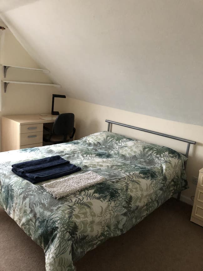 Mon to Fri Only - Ensuite Room with Off-Rd Parking Main Photo