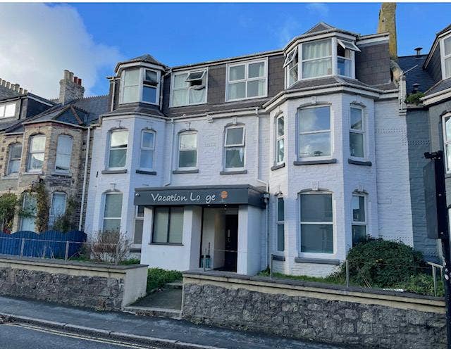 Double room,  2 kitchens & lounge Nr beach&Town Main Photo