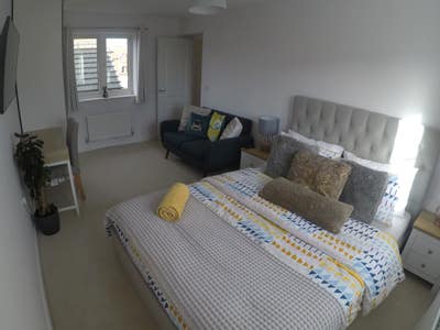 Large room with king sized ottoman bed  Main Photo