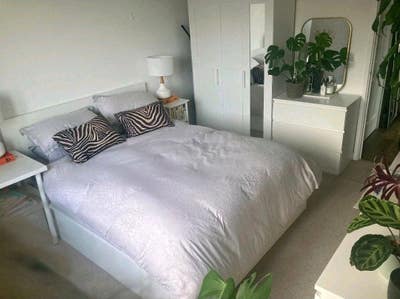 Large kingsize + private bathroom Zone 2 Main Photo