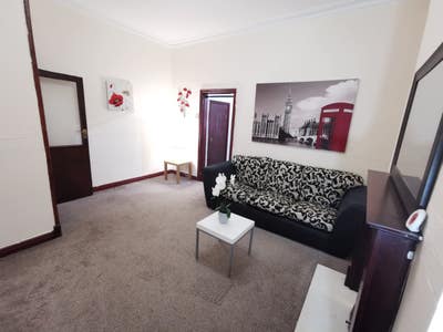 3 Bed House -Entire House - students,professionals Main Photo