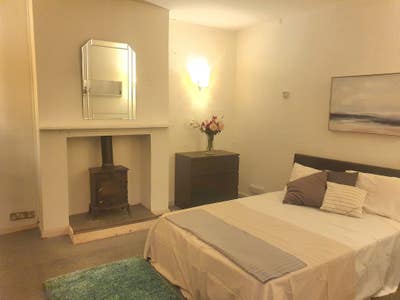 Spacious 1 bedroom flat on Central hill. Main Photo