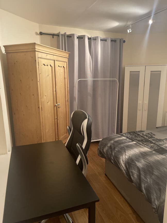 En-suite double bedroom with patio in Earls Court Main Photo