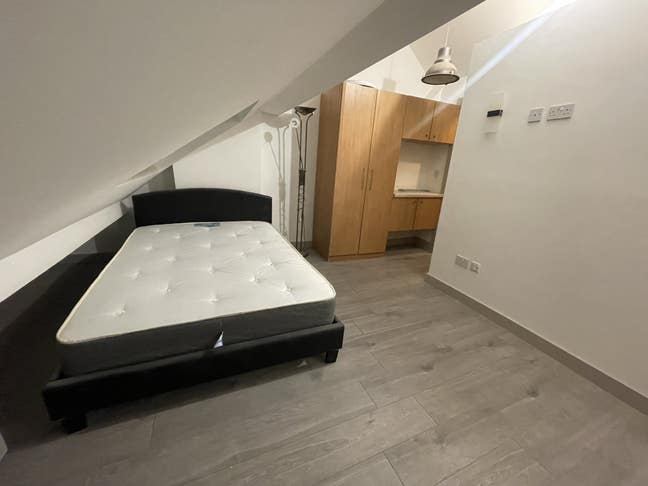 Studio in Salford available  Main Photo