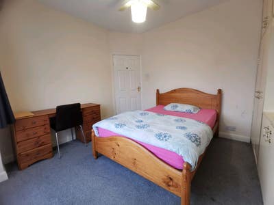 Double bedroom in shared house Main Photo