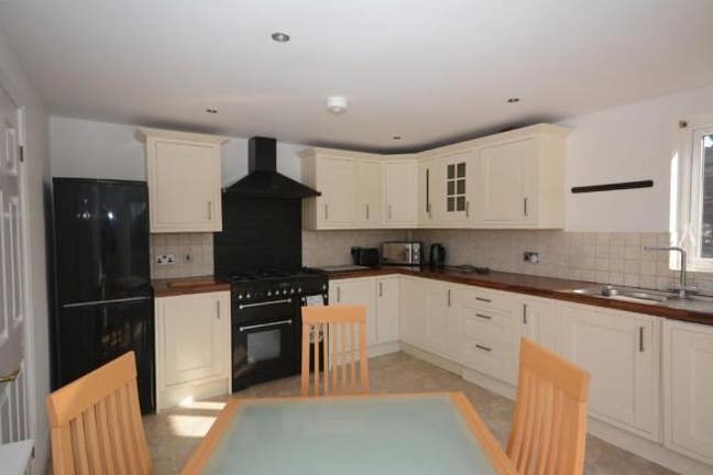 Stunning  room professional house share Main Photo