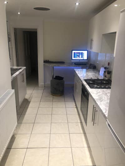 Decent sized Room available in a friendly and clea Main Photo