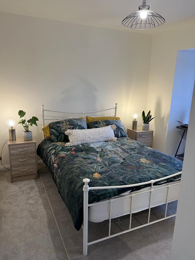 Double room & own bathroom in new 2-bedroom home Main Photo