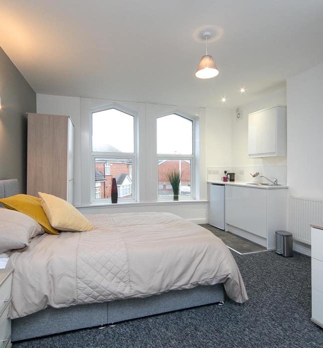 Beautiful house share, en suite, kitchenette    Main Photo