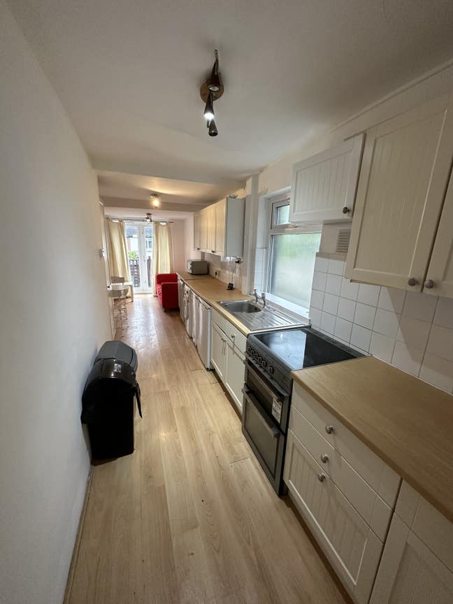 Large Rooms to rent close to city centre and Uni Main Photo