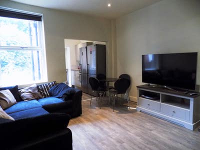 Ensuite Rooms-to-Rent in Line with Academic Year! Main Photo
