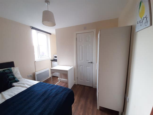 Double En-Suite Room - Near the Airport Main Photo