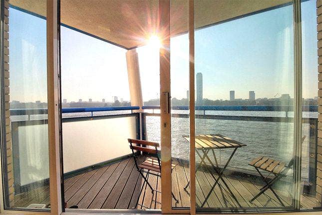 Large Ensuite Room in Big duplex River Apartment Main Photo