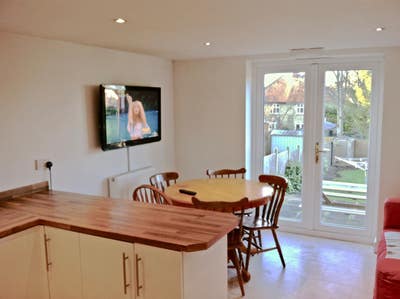 Young Professionals | Weekly Cleaner | 600mbs WIFI Main Photo