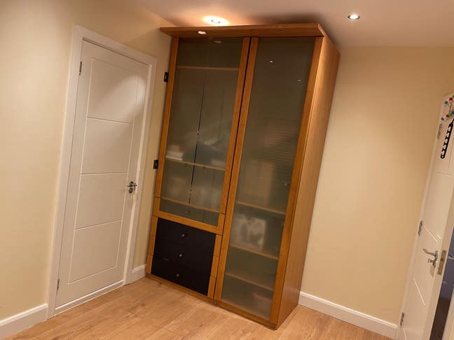 Spacious newly decorated single and double  rooms. Main Photo