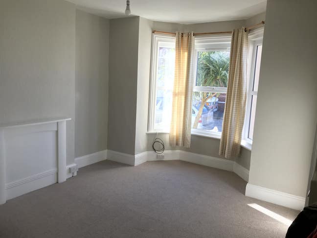 Large 1 bedroom flat close to town centre Main Photo