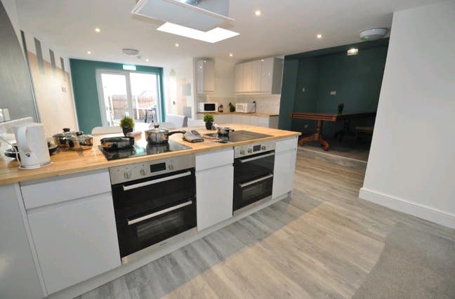 One room available in super friendly house  Main Photo
