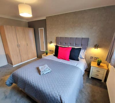 Large Ensuite Studio Room with Smart Tv Near Qeh Main Photo