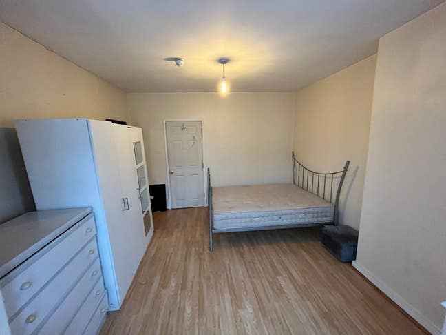 Large Double Room Town Centre Main Photo