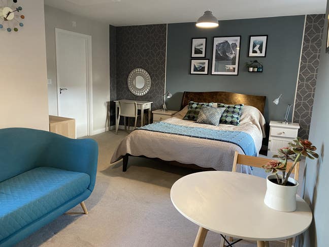 Huge en-suite room with kitchenette.  Female only Main Photo
