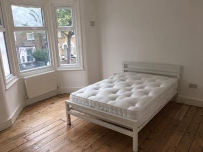 Large Double bedroom in renovated Victorian  Main Photo
