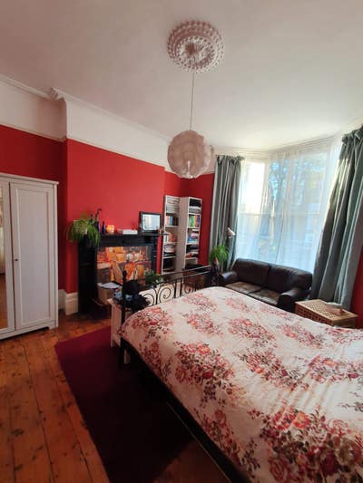 Very large Room in a Victorian House  Main Photo