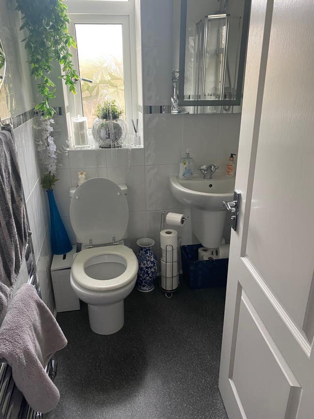 Room in family home Main Photo