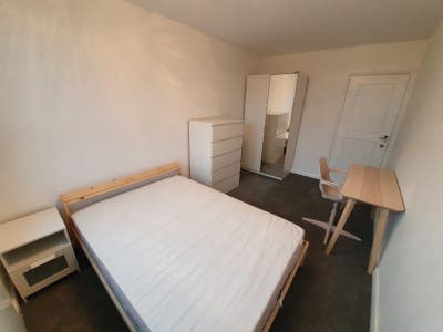 Modernised flat, city views, short walk to tube Main Photo