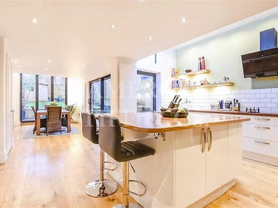 Luxury Super Spacious Loft Room in Victorian House Main Photo