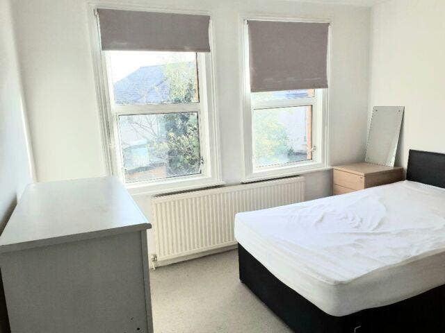 ZONE 2 Clean Double Room 2 Weeks Deposit Main Photo