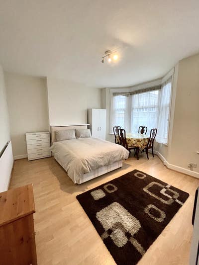 Bright large room located in Kensal Green -Zone 2  Main Photo
