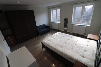 Massive Double bedroom in Stratford  !! Main Photo