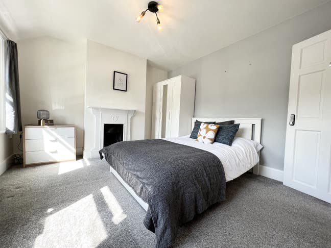 Comfortable Double Bedroom in a Professional House Main Photo