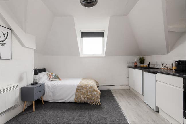 Refurbished flatette; central Folkestone Main Photo