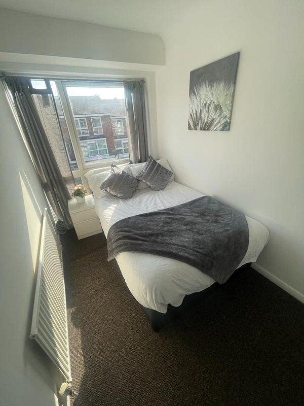 Exquisite double bed  in a 6 bedroom in Chingford  Main Photo