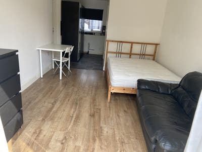 Extra large ensuite room £825 Hounslow west Main Photo