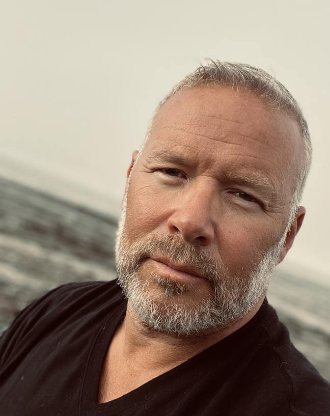 Professional male  looking for studio /  flatshare Main Photo