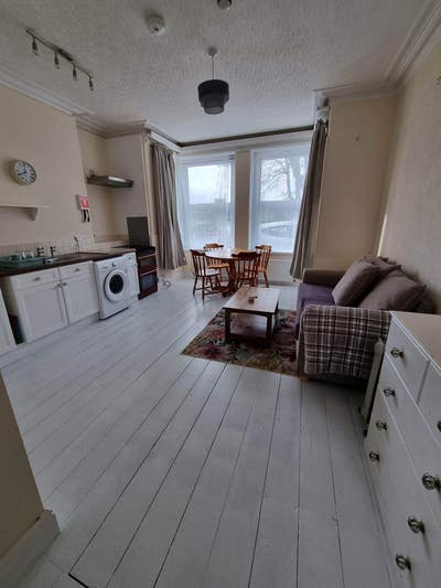 Double Bed Ground Floor Flat, Parking Available* Main Photo