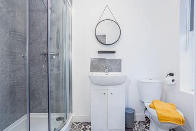 Double Ensuite Room Close to the Ge Hospital! Main Photo