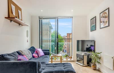 Beautiful 2 bedroom, 2 bathroom modern flat in E1 Main Photo