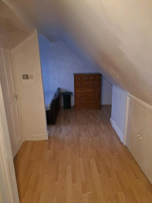 Large ensuite room to let Main Photo
