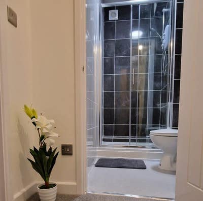 1 double room ensuite available now Main Photo
