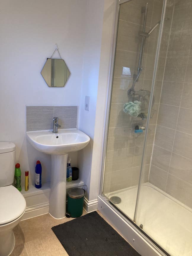 Spacious En-suite Main Photo