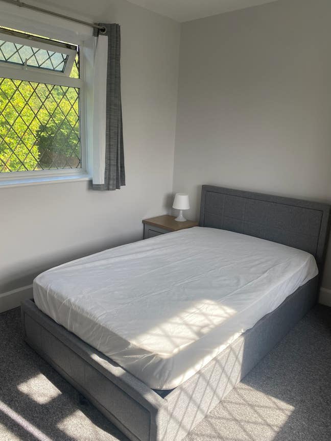 £400 1st months rent -Large room- parking  Main Photo