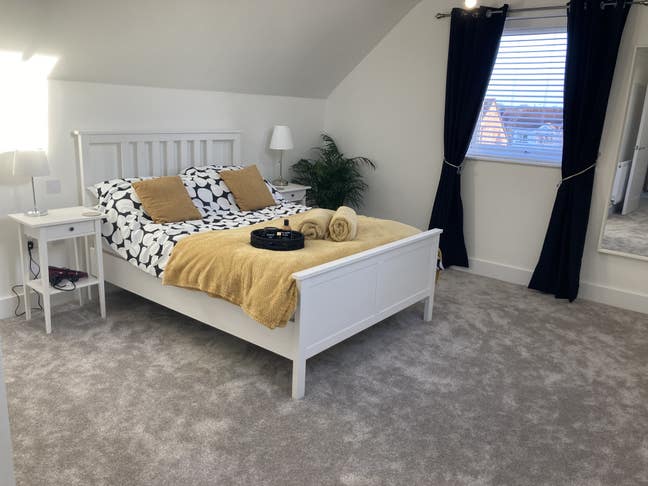 Top floor flat within house -Flexible rent options Main Photo