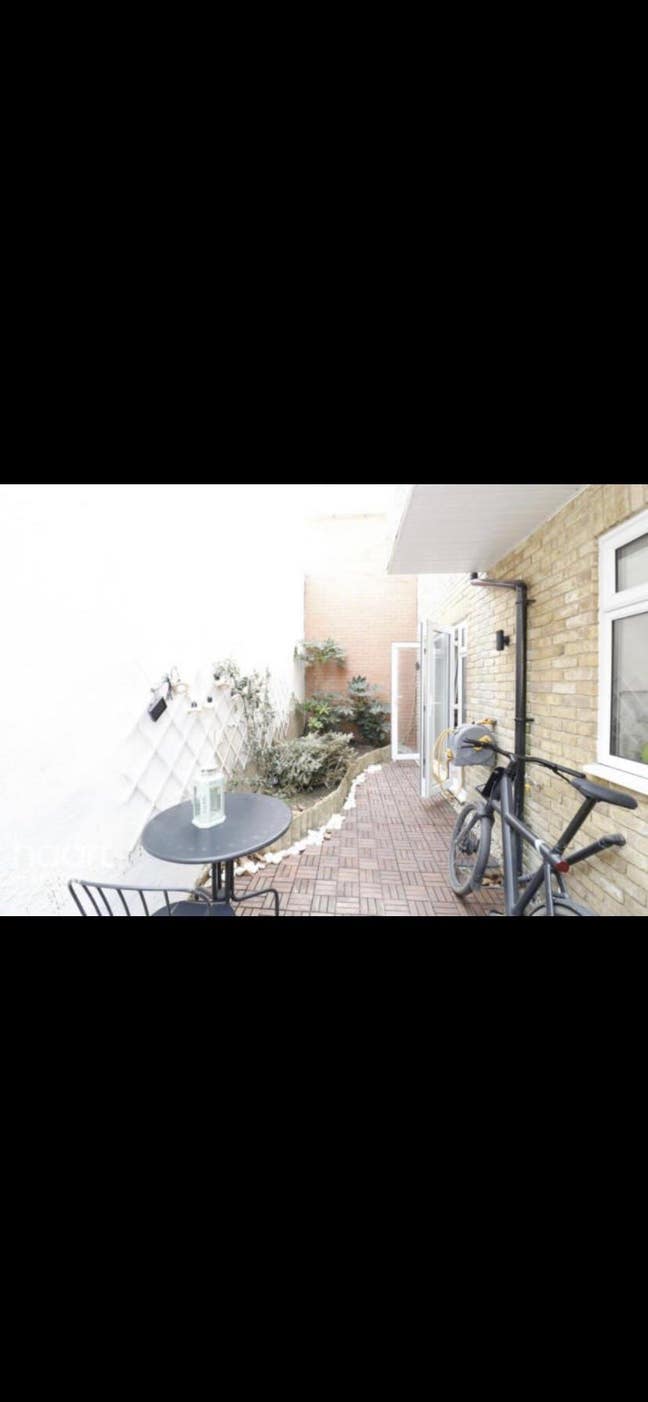 Double En-suite room in Canning Town House-Share Main Photo